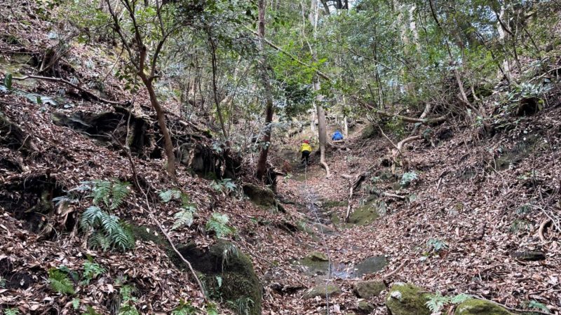 キャンプ場近くの鎖場のあるトレッキングコース