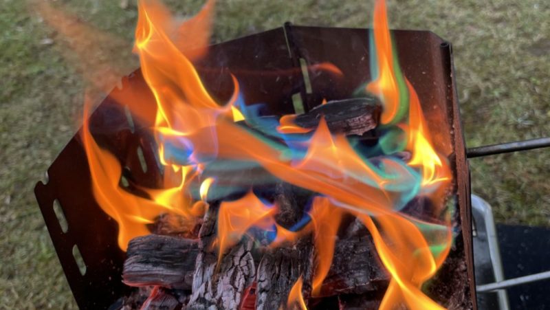 アートファイヤーを入れて七色に光る炎