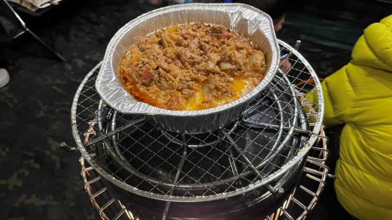 ストーブの上で温めるキーマカレー