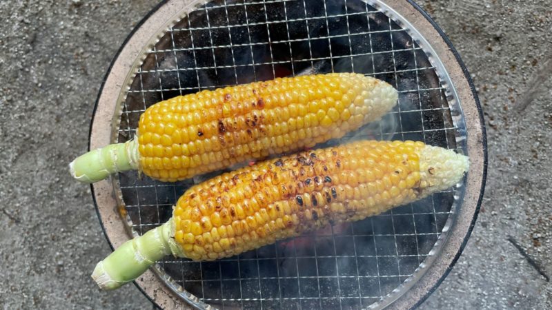 七輪で焼いたトウモロコシ