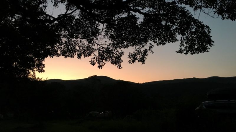 夕日が沈んだ後の美しい山の稜線