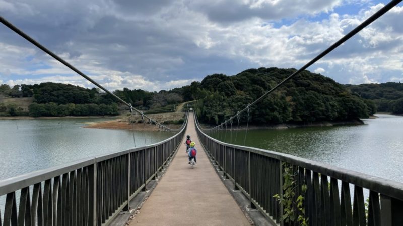 キャンプで自転車に乗る子どもたち