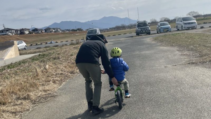 自転車の練習をする息子