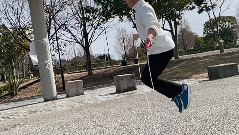 二重跳びの練習をする娘