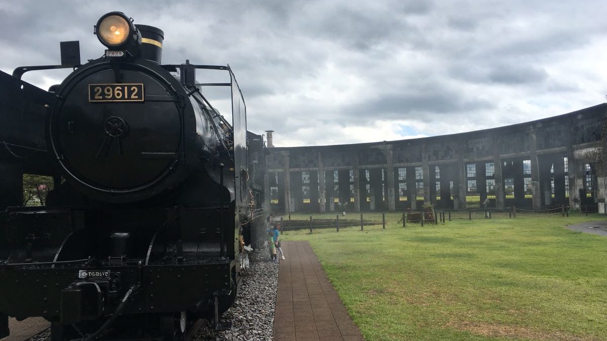 機関庫と機関車