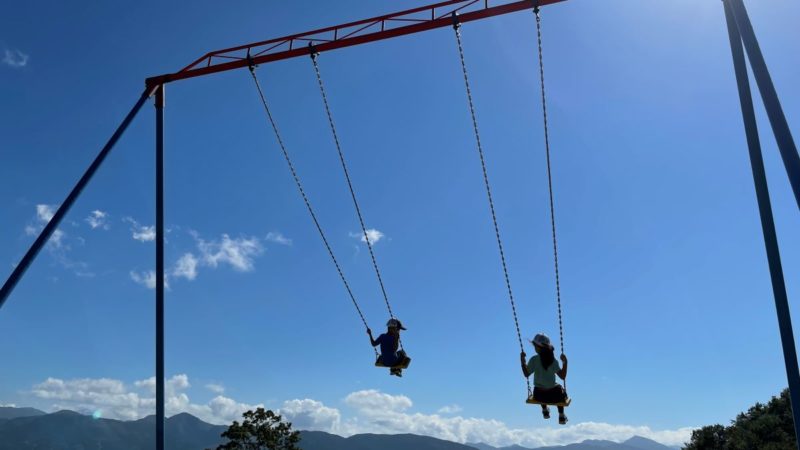 天まで届きそうなブランコ