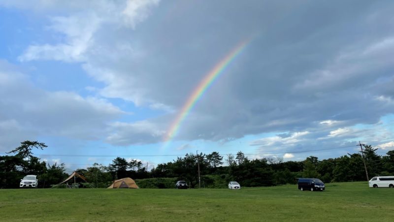 雨上がりの虹がかかるキャンプ場
