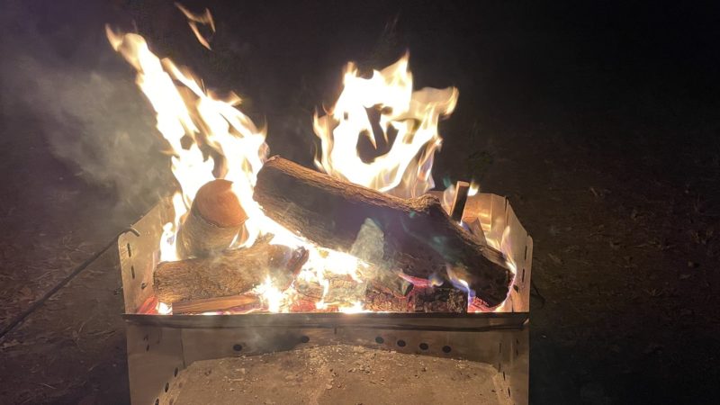 太い薪を投入した焚き火台