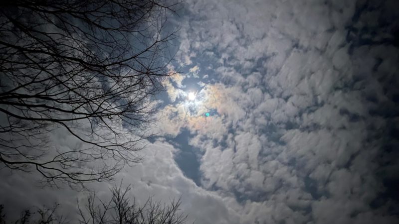 雲の隙間から覗く14日目の月