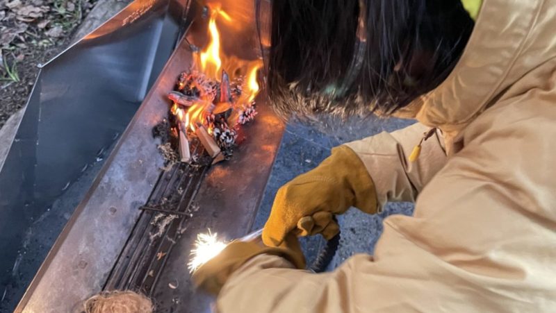 ファイヤースターターで着火する娘