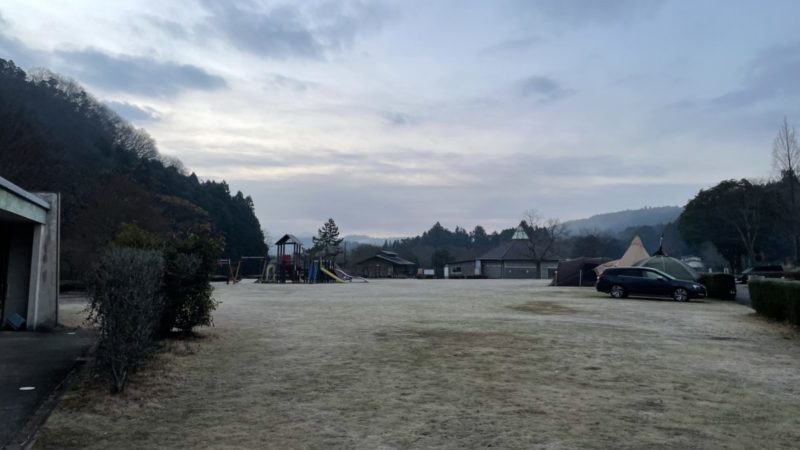 霜の張ったキャンプサイト