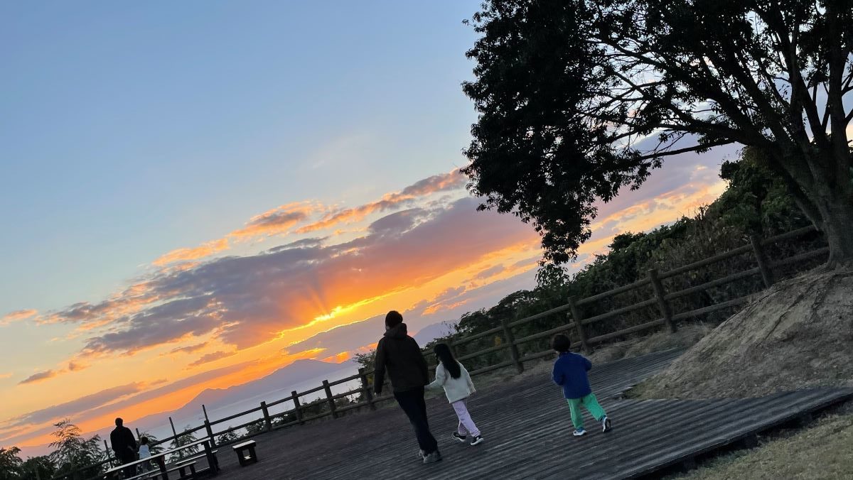 キャンプ場で家族揃って見る夕日。
