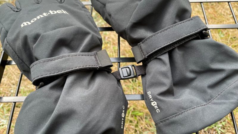 左右を繋ぐバックル