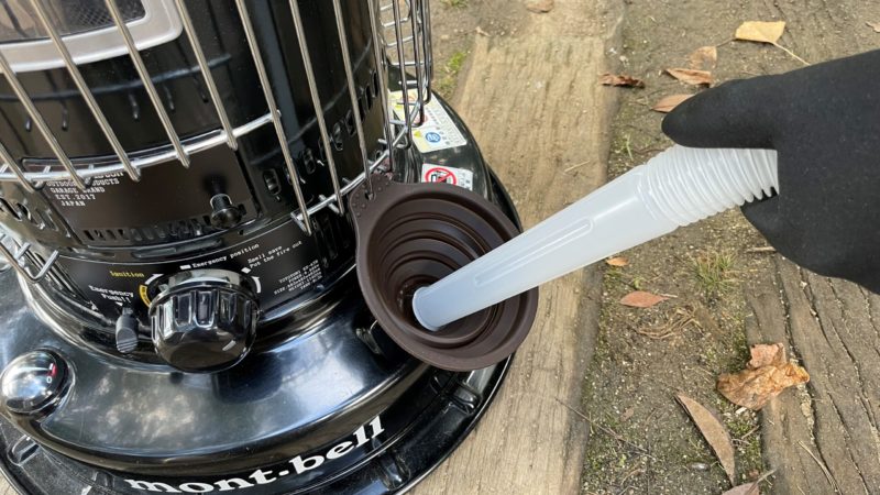 漏斗を使って給油する様子