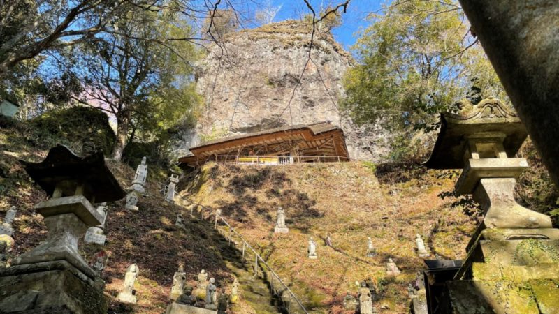 岩と一体化したような神社