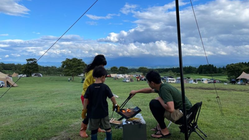 夫と子どもたちが囲む焚き火