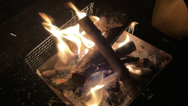 空気が入るように組んだ薪