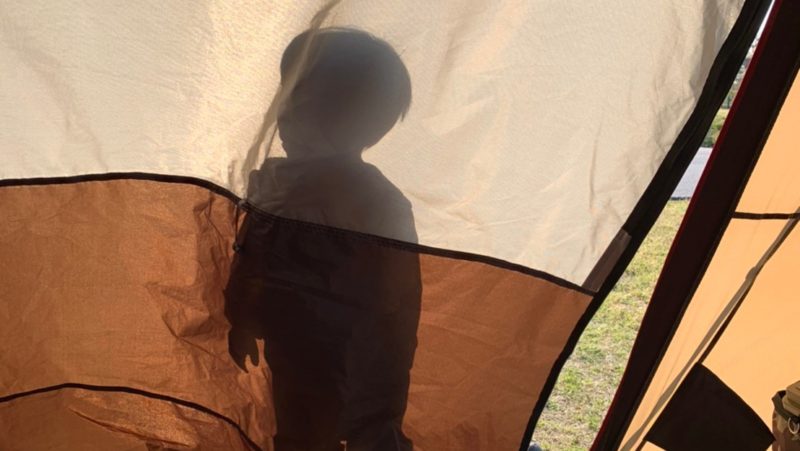 テントの外にいる息子の影