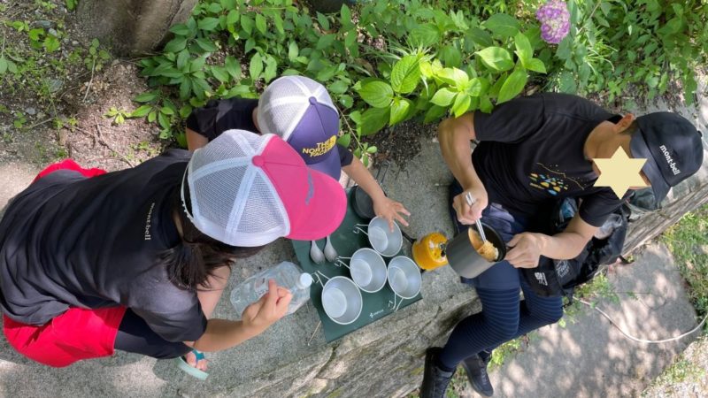 川辺で食べるチキンラーメン