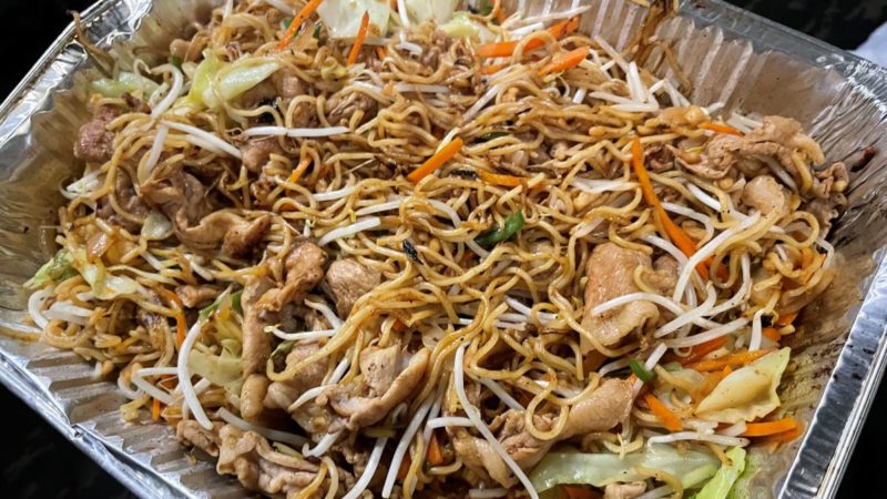 夫特製の焚き火で作ったやきそば 