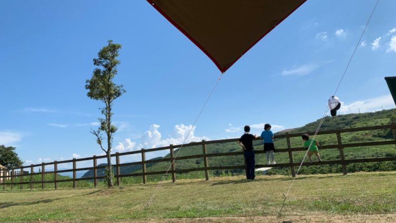 サイトからの景色と夫、娘、息子