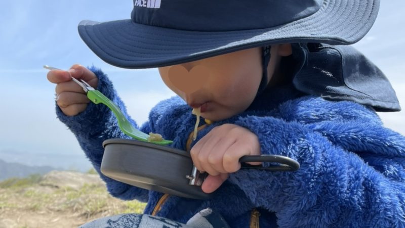 山頂で昼食をとる息子