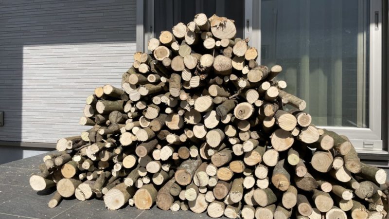 チェーンソーで切った薪