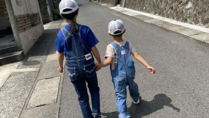 手をつないで歩くふたり