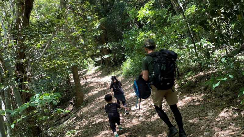 走って山頂へ向かう子どもたち