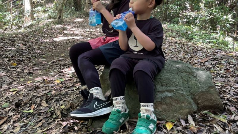 休憩をとる子どもたち