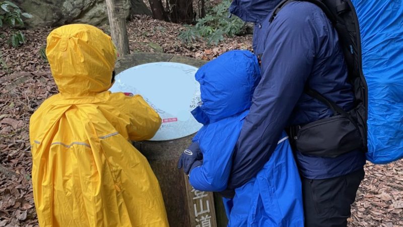 ルートを確認する夫と子どもたち