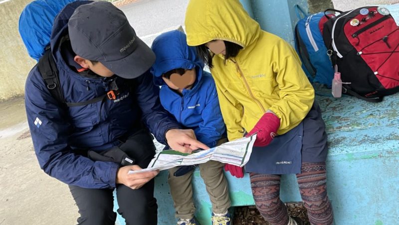 地図を見る夫と子どもたち