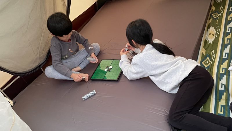 ハイピークの上でオセロを始める子どもたち