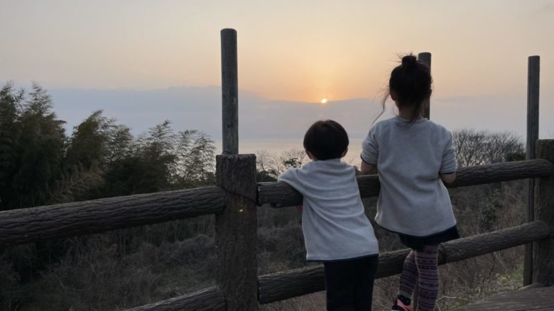 夕日を見つめるふたり