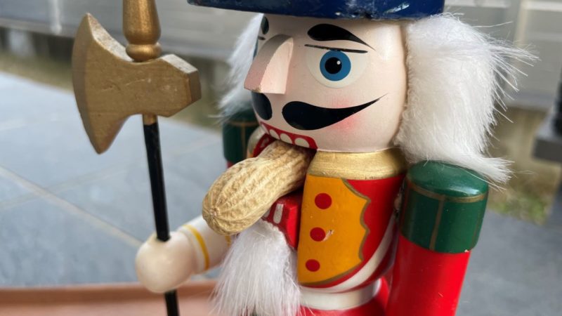 殻付きピーナッツをくわえるくるみ割り人形