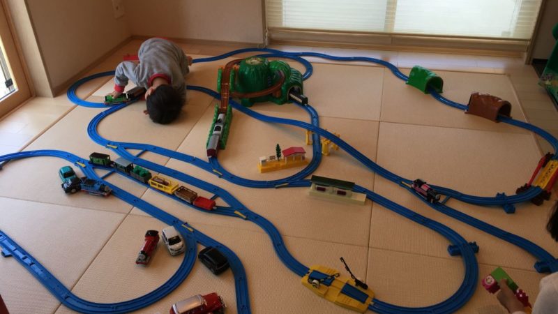 プラレールで遊ぶ子どもたち