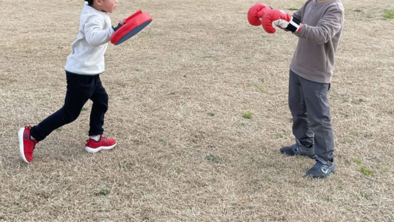 おもちゃのボクシングで遊ぶ子どもたち