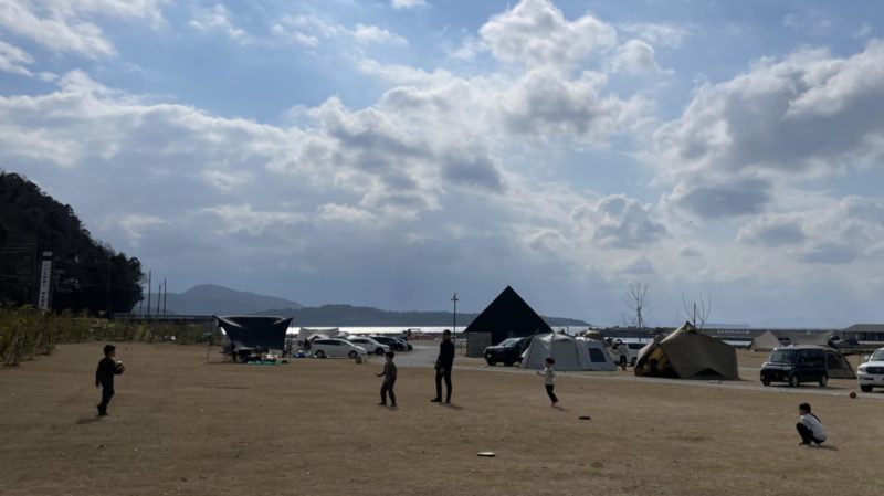 キャンプ場で遊ぶ様子