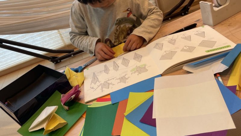 折り紙をする息子