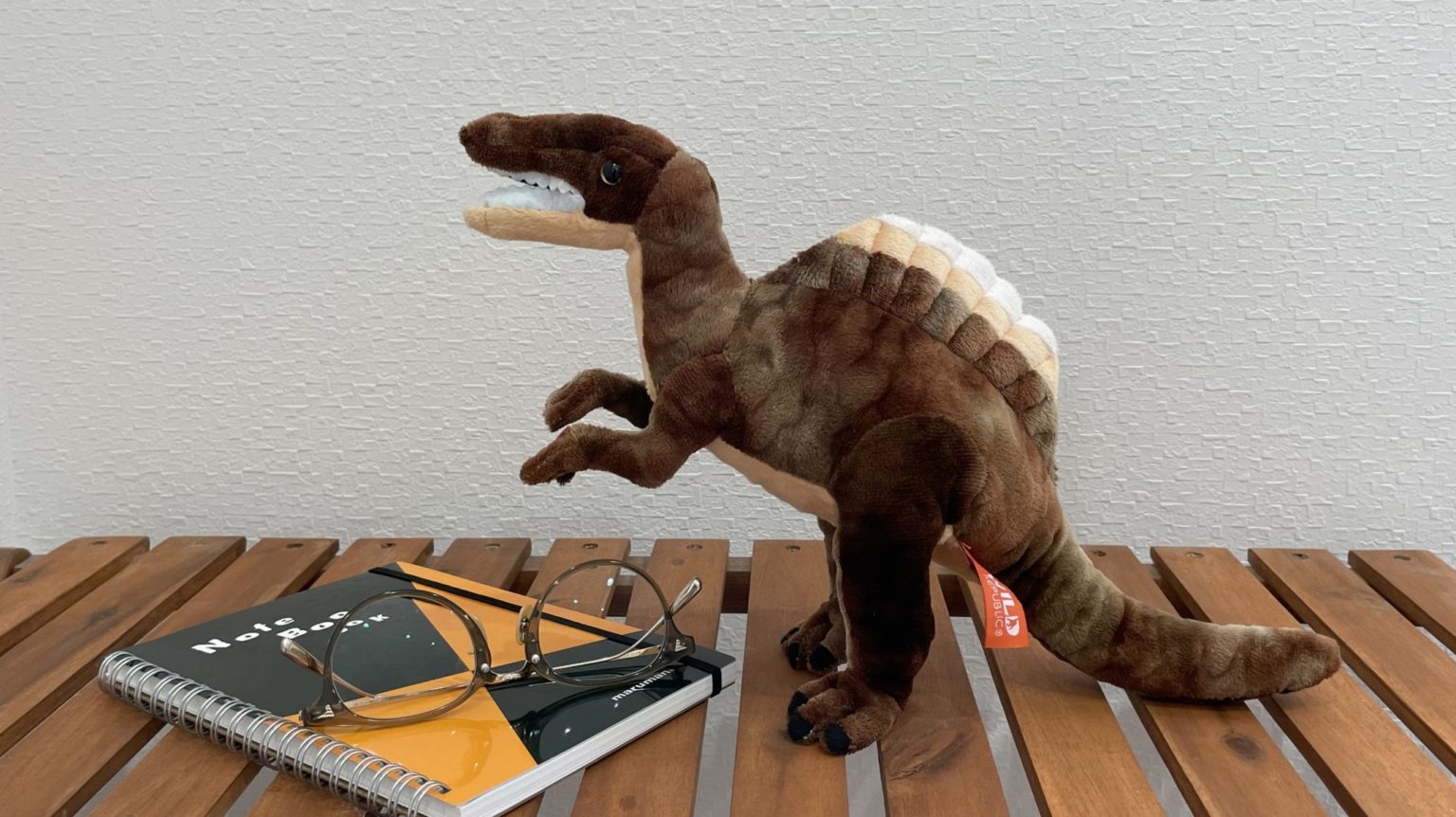 スピノサウルスのぬいぐるみ