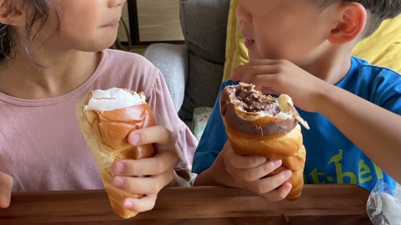 チョココロネをほおばる子どもたち