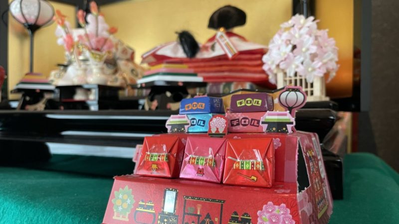 後ろ向きにされたチロルチョコ雛人形