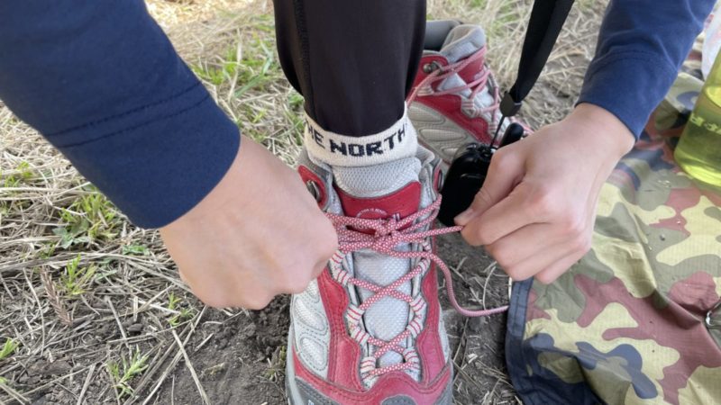 靴ひもを結ぶ娘