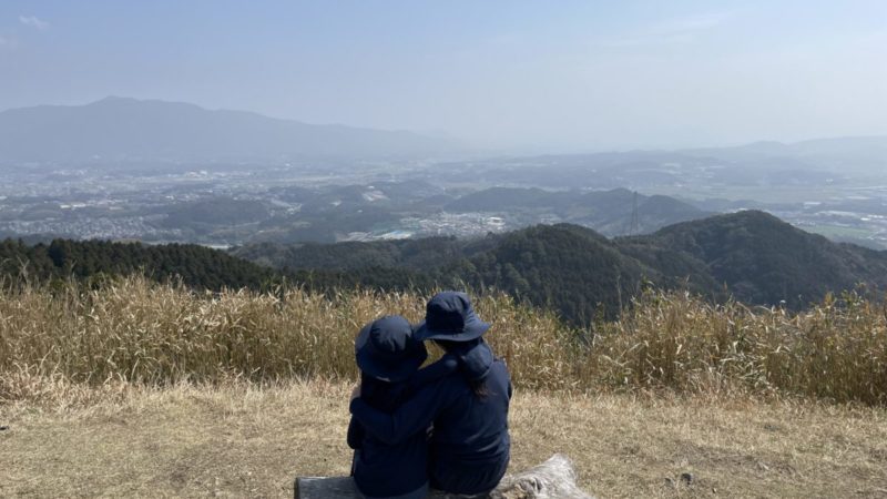 山頂からの景色を楽しむ子どもたち