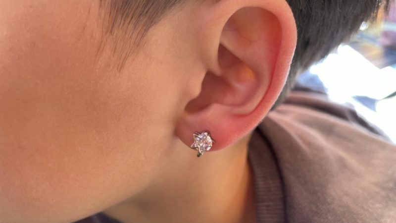 息子の耳に光るイヤリング