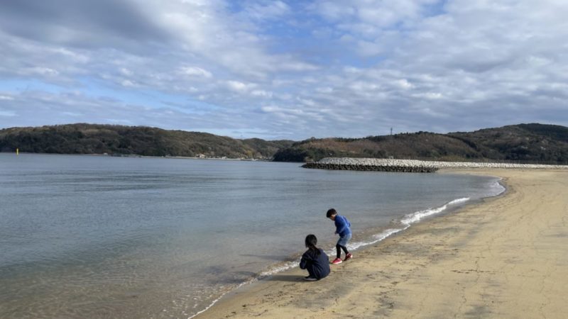波打ち際で遊ぶ子どもたち