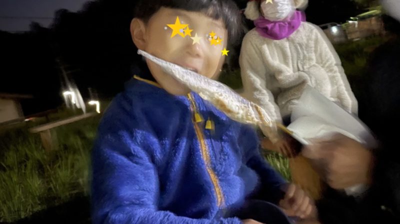 ヤマメにかぶりつく息子