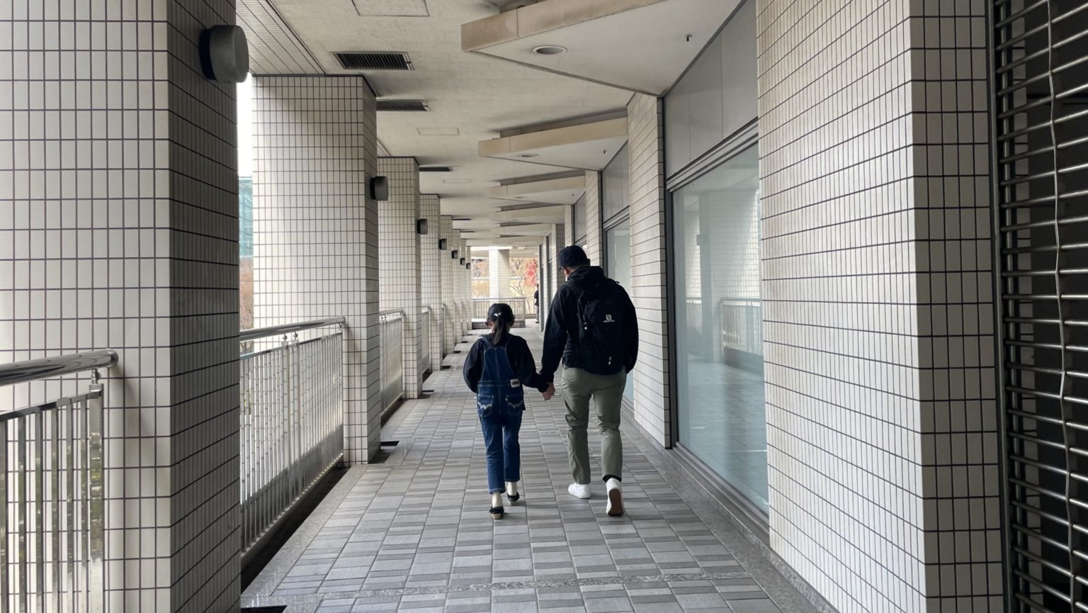 ミュージアムへ歩く夫と娘