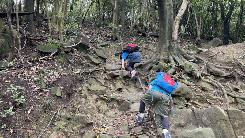 鎖場を登る子どもたち