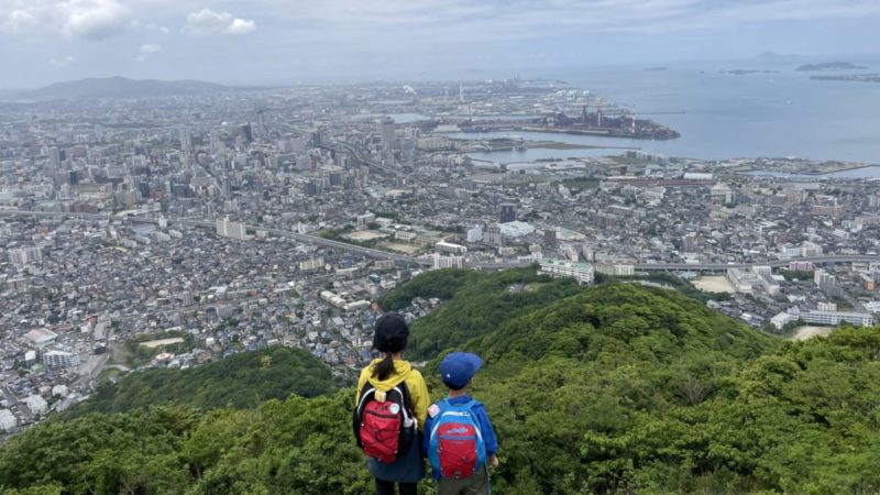 山頂からの景色を眺める子どもたち